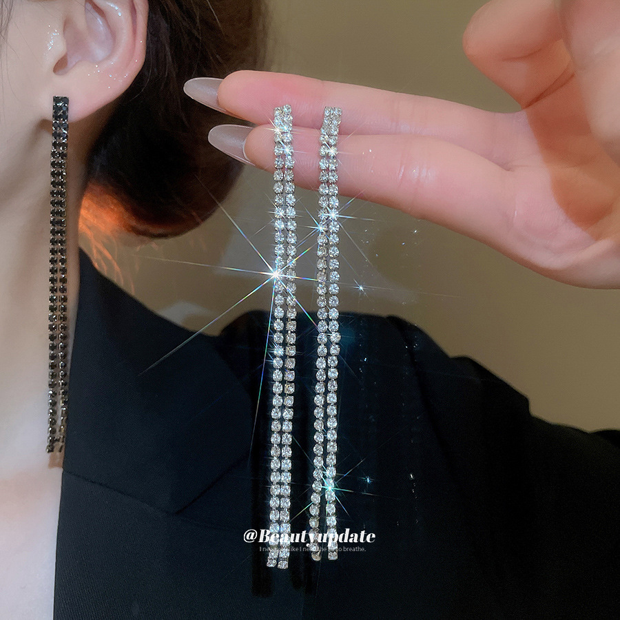 Collar de borlas multicapa con incrustaciones de diamantes, cadena de clavícula de todo fósforo de moda exquisita de nicho, lujo ligero, collar de temperamento de alta calidad al por mayor