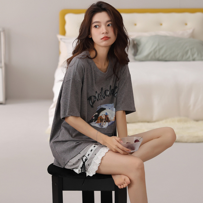 Summer Girl Walking and Walking to Pick up Express Delivery Two-Piece Set for Women, Comfortable and Breathable Short-Sleeved Shorts Pajamas with Chest Pads
