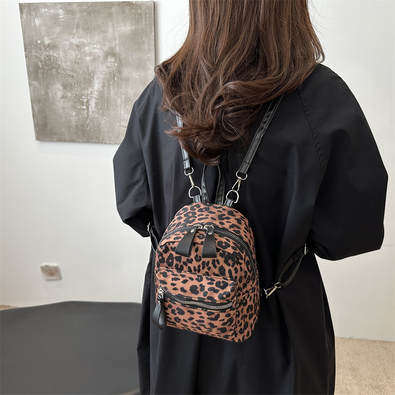 2024 nuevo estilo coreano de moda leopardo mochila de mano europea y americana retro bolso de hombro de mujer mini mochila