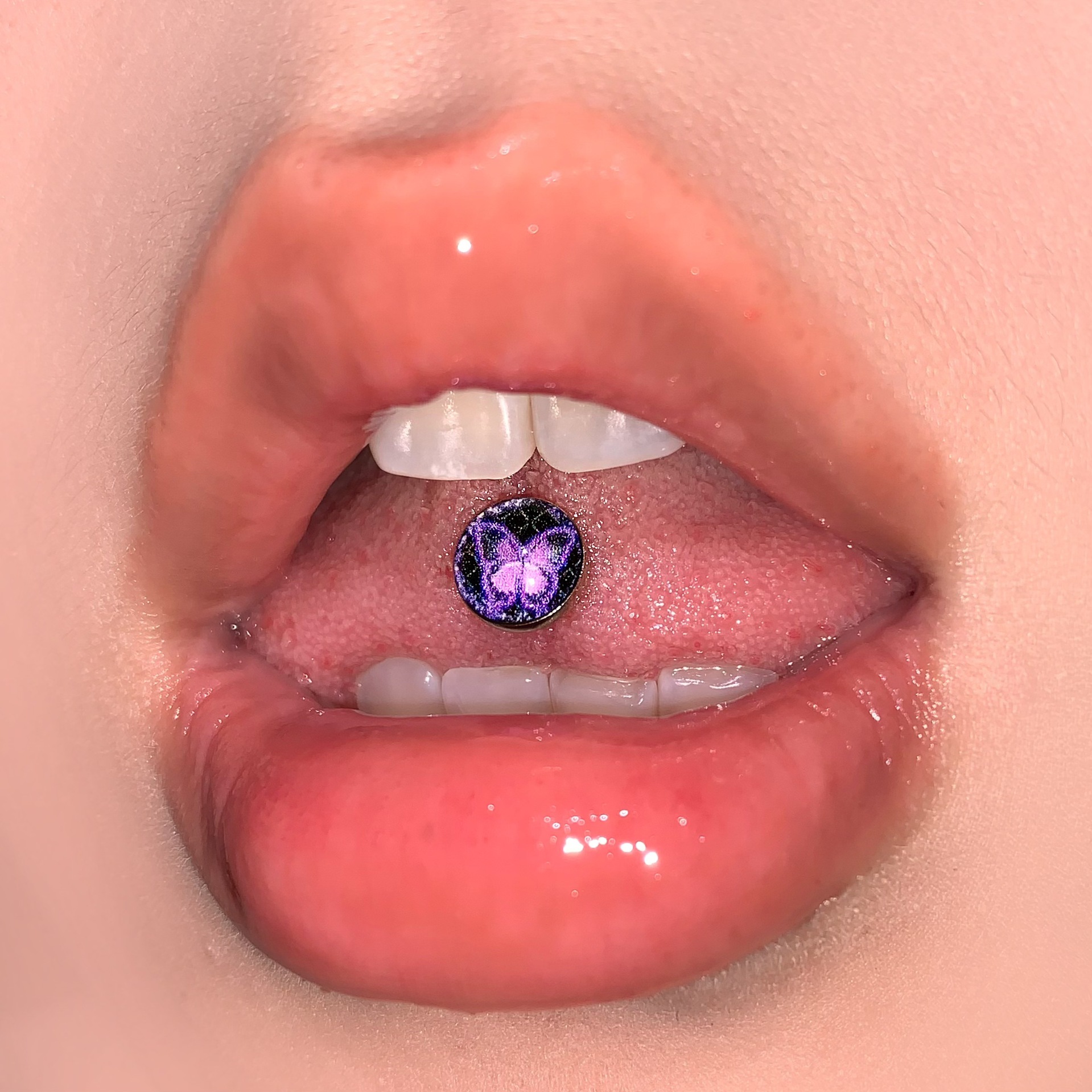 16G labret stud size and finish detail