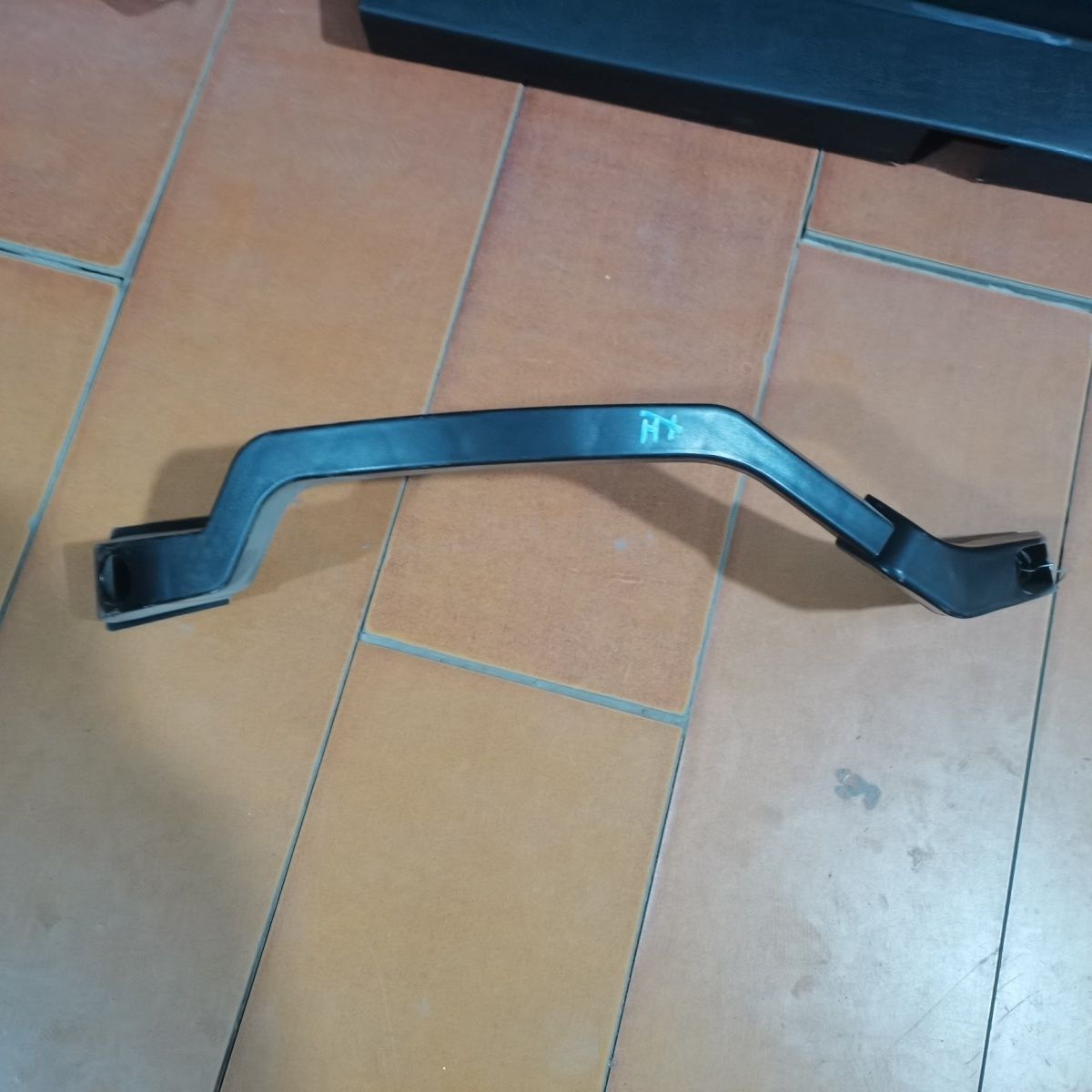 扶手:泰山404拖拉机配件,长550,安装孔距490农机插秧机