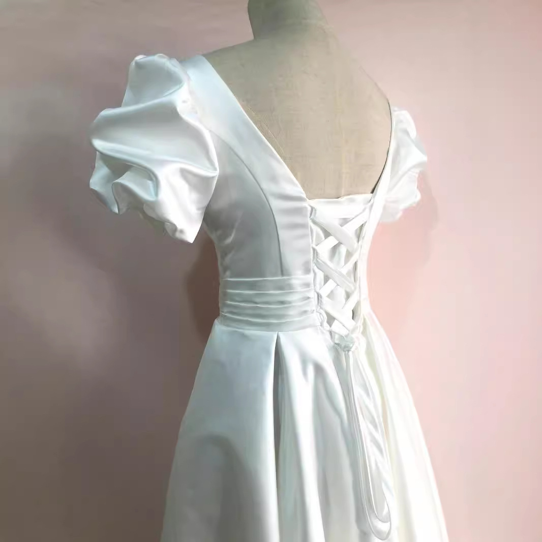 Vestido de novia ligero 2026, nuevo estilo, cuello en V, estilo francés, cola simple, satén, talla pequeña, venta al por mayor.