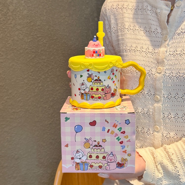 Bonita tarta de cumpleaños de dibujos animados marca taza de agua potable casera taza de paja de oficina de alta cara de taza de cerámica para niñas
