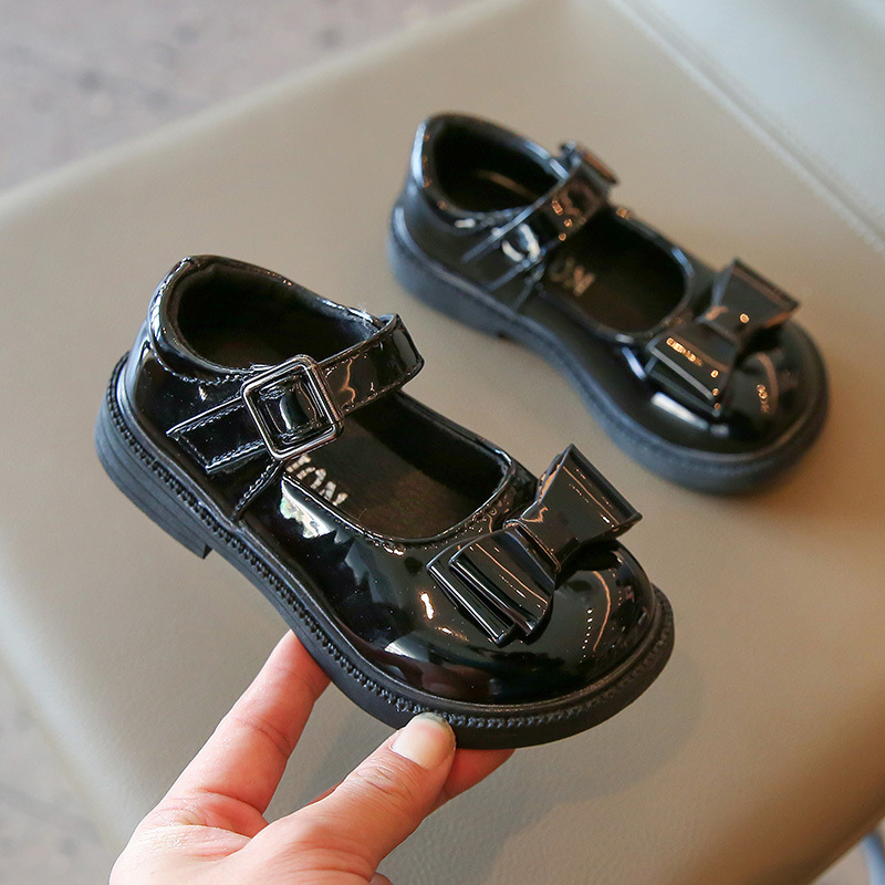 Chaussures de princesse en cuir brillant avec nœud Sho pour enfants, nouveau Style coréen, chaussures de Performance à semelle souple à la mode pour petites filles, printemps et automne 2024_voghion.com