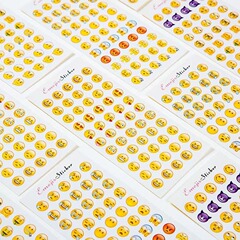 Emoji表情シールリンゴ横版は新しい表情を含んで白眼視して汗を流した大豆の震え音表情シールを含んでいる