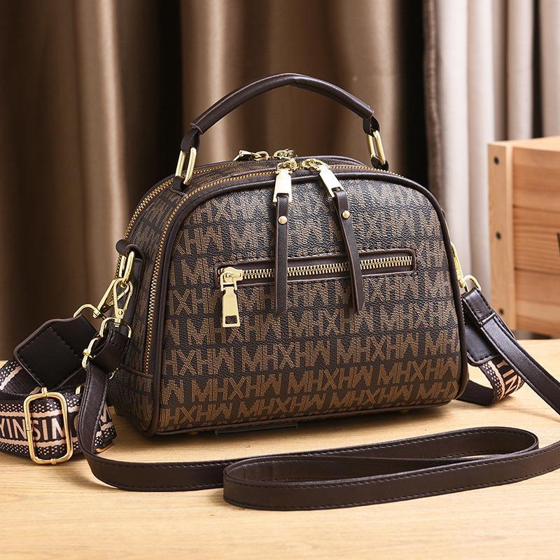 Capacious retro shoulder bag