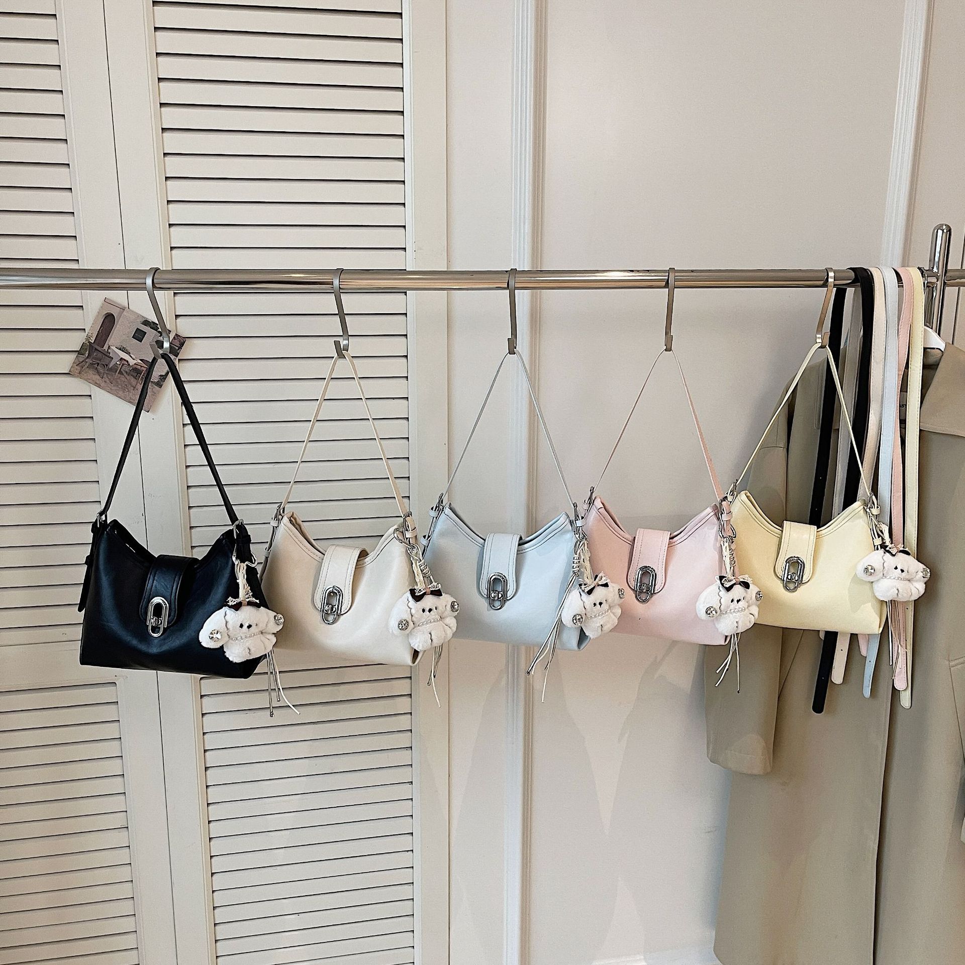 La sensación cotidiana de lujo ligero nicho bolso debajo de la braza de la mujer 2026 nuevo estilo primavera-verano popular viaje de hombro bolso de cubo