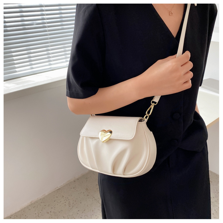 Wholesale Heart Buckle Fold One-shoulder Messenger Small Round Bag Nihaojewelry display picture 40