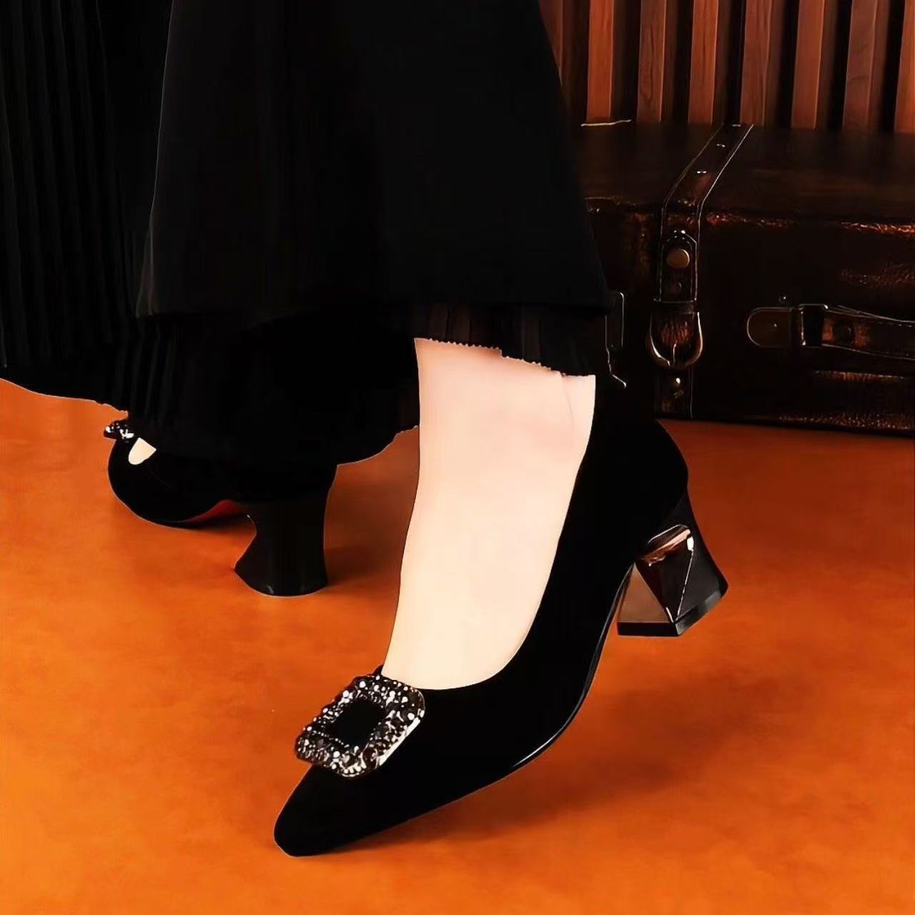 Zapatos de tacones altos de primavera y otoño, tacones delgados de diamante, calzado no se cansa, punta punta cuadrada, zapatos de hebilla única, temperamento nuevo, explosión