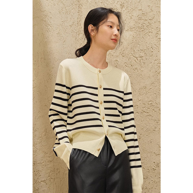 Casual Contrasting Stripesd Knitted Cardigan for Women 2025 Autum New Retro Gold Button Knitwear Versatile Soft Waxy Knitwear Casual Contrasting Stripesd Knitted Cardigan for Women 2025 Autum New Retro Gold Button Knitwear Versatile Soft Waxy Knitwear