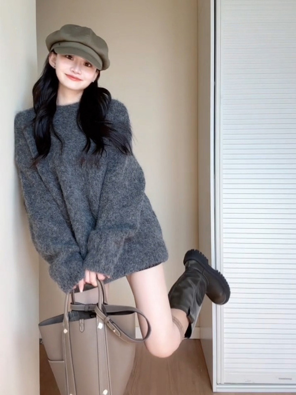 新商品の晩秋の初冬は灰色のゆったりとした怠惰な風のプルオーバーのセーターの女性の美ラードのニットの上着を着ます。|undefined