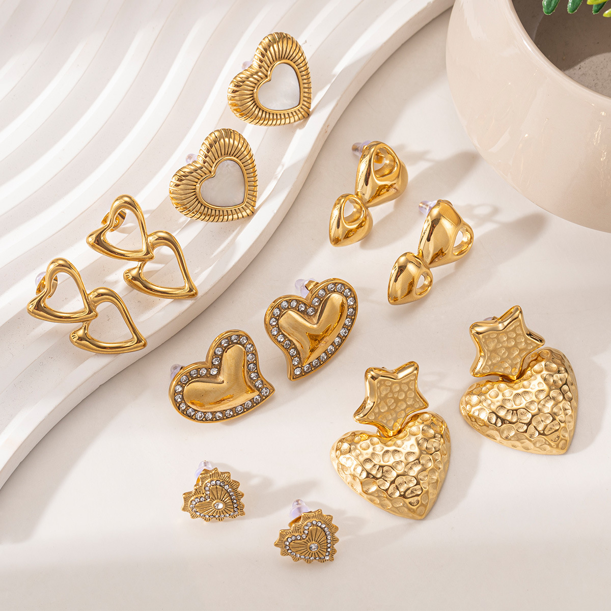 Taena Cross-border Pendientes de acero inoxidable europeos y americanos Pendientes de circón de amor de alta gama de lujo ligero Joyería de moda para mujer retro