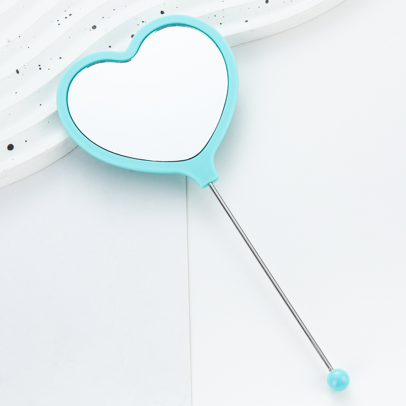 Espejo pequeño con cuentas de bricolaje de amor multicolor Espejo portátil de alta definición Espejo de mano con mango para niñas Espejo de maquillaje