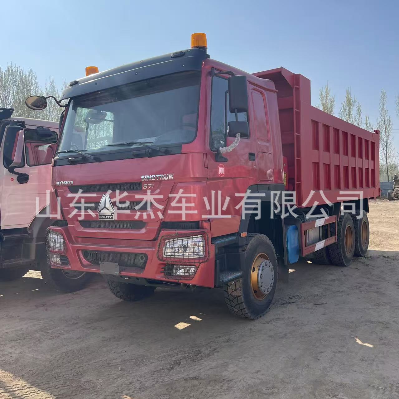 Cross-border Sinotruk Howo 8-wheel rear dump truck, 371 horsepower, for transporting soil and construction materials, export engineering truck