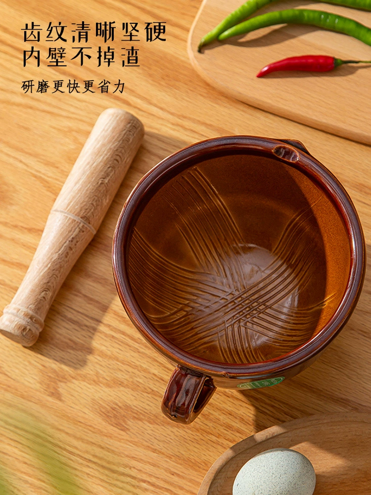 Старинный перец перец, охлажденные preserved eggs, домашняя фарфоровая миска инструмент, толчение чеснока чесночная ступка