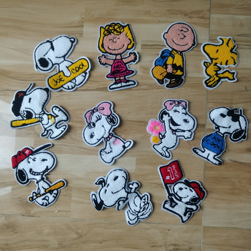 Towel embroidery Snoopy patch Japanese coat sweater T-shirt bag decoration hole applique clothing accessories Towel embroidery Snoopy patch Japanese coat sweater T-shirt bag decoration hole applique clothing accessories