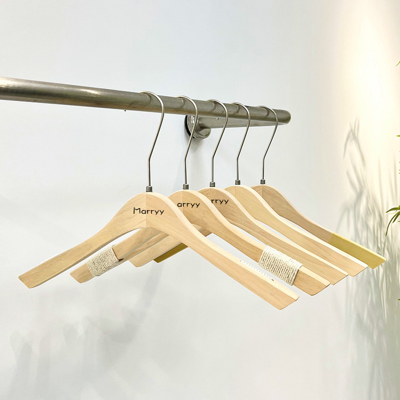 Logotipo mayorista tienda de ropa especial color tronco percha de madera sólida madera antideslizante flocado tienda de ropa de mujer colgando la ropa de la cama