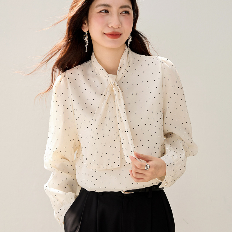 Áo sơ mi nữ dài tay cổ đứng in chấm bi kèm nơ bướm — trắng chi tiết 3