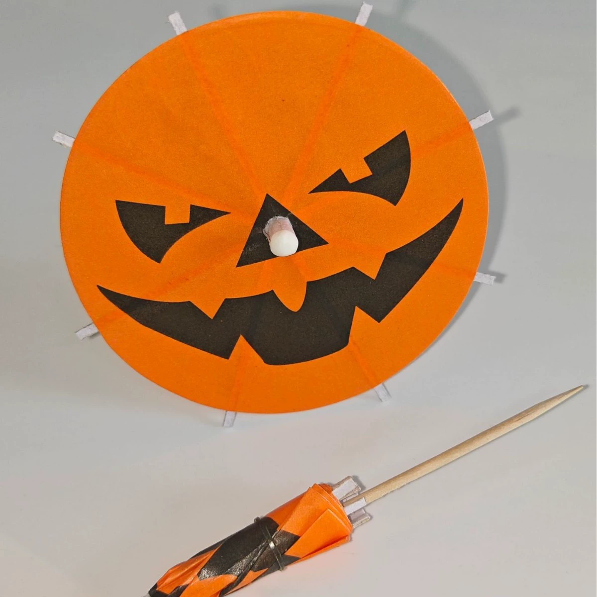 Коктейльные зонтики на Хэллоуин