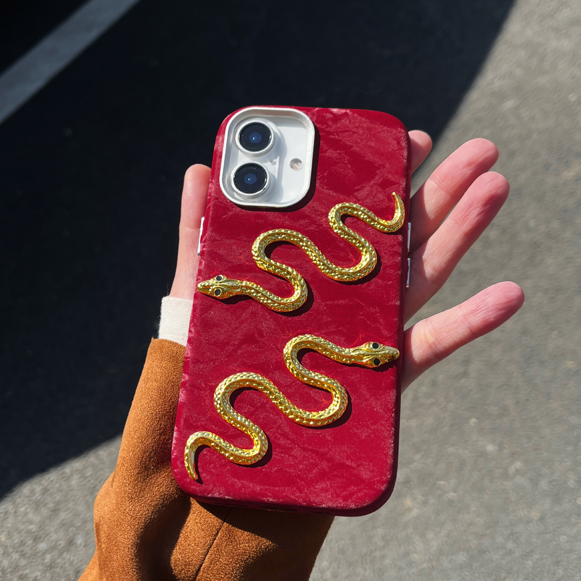 Fondo rojo-tridimensional dos serpientes doradas yxn