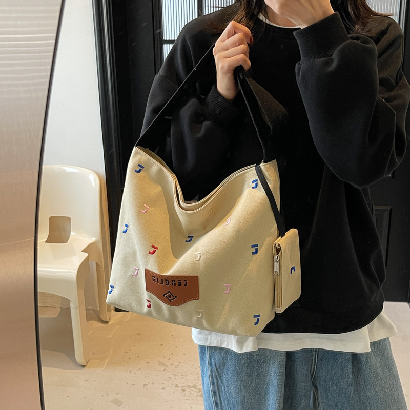 2025新型衝突色アルファベットカジュアルバッグ女性ファッションショルダーバッグシンプル大容量文芸トート斜めがけバッグ|undefined