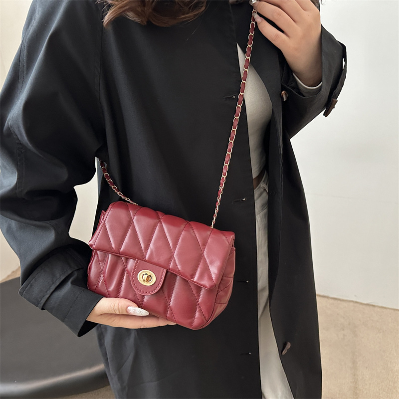 Bolsa de alta calidad de moda retrógrada pequeña bolsa de estilo de estilo de mujer nueva bolsa de cadena de diamante diseño de nicho simple de hombro