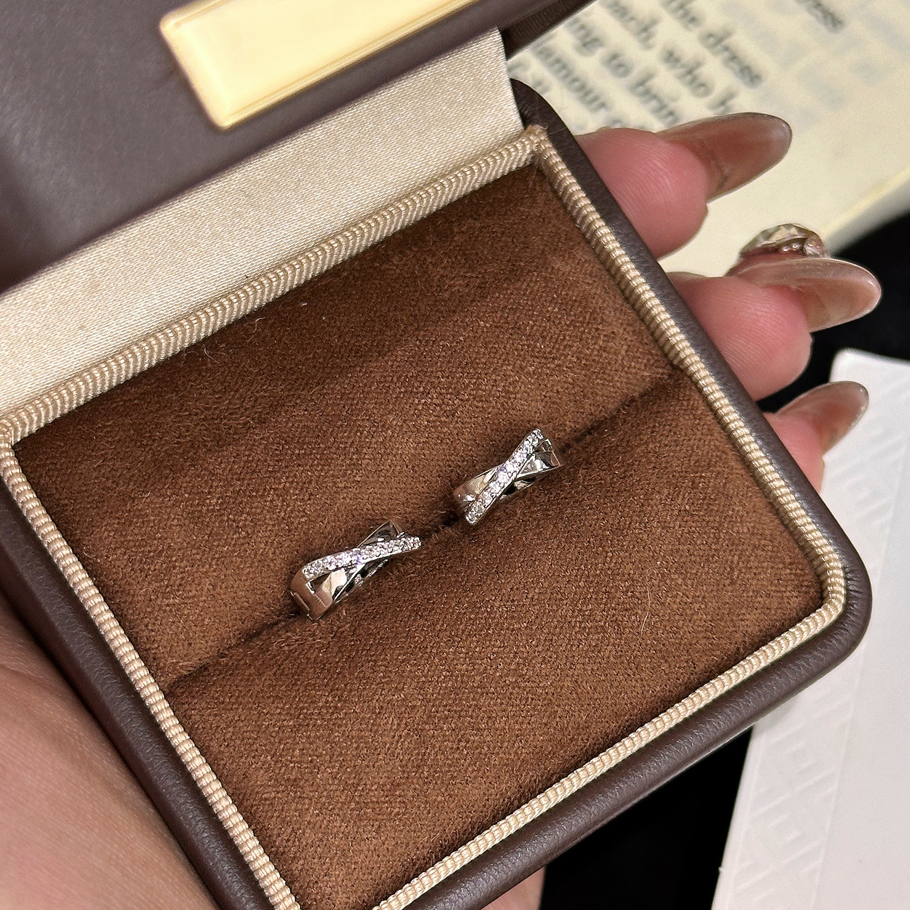 Discutir la explosión del diseño de nicho de la sensación de pendientes cruzados de temperamento minimalista femenino micro-pantalones de piedra temperamento de aretes de orejas