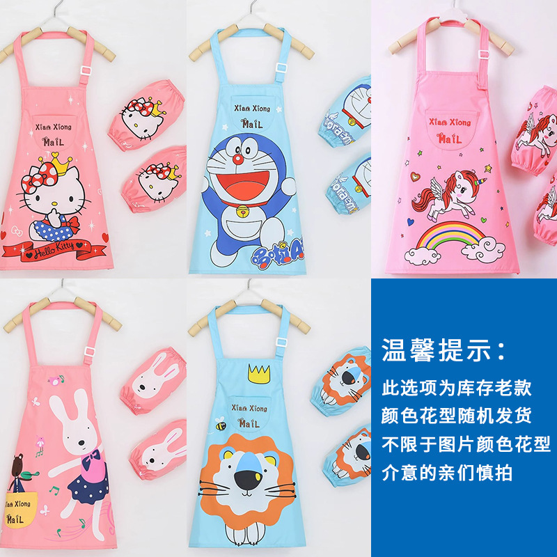 子供のエプロンの絵のカバーの服の男の子の赤ちゃんは食事をします。|undefined