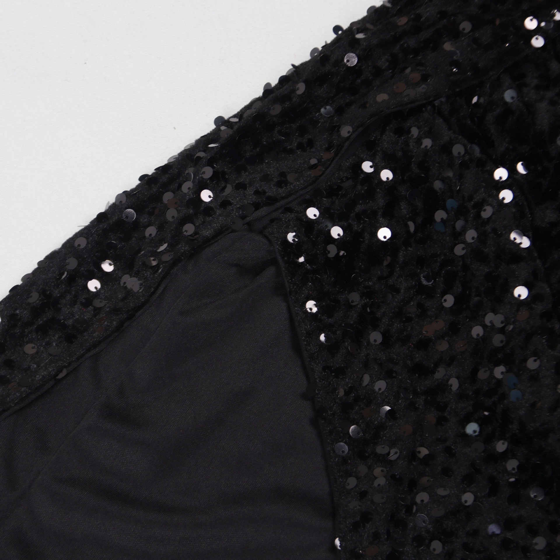 Abito da donna in velluto con paillettes, spacco sulla spalla obliquo e fianchi avvolti_voghion.com