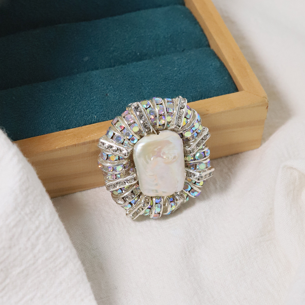 Europa y los Estados Unidos lujosos de alto grado imitación de diamante de perlas barrocas broches de perlas de otoño y invierno lujosos temperamento traje broches de flores de pecho abrigos image 2