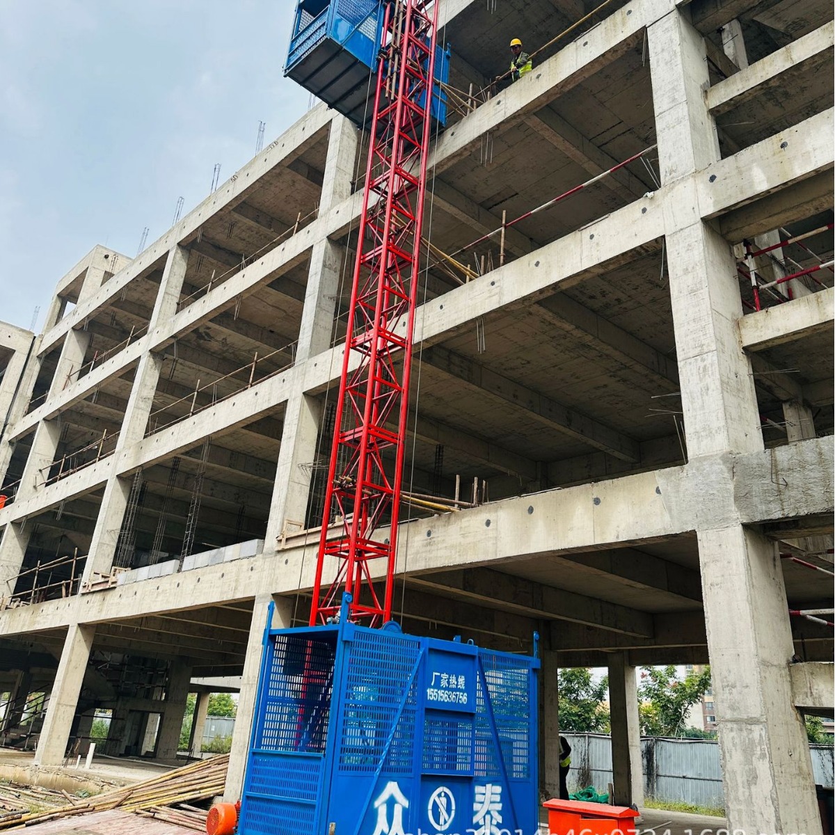 承重2吨建筑施工升降机双吊笼 工地上料提升机单柱双笼施工升降机