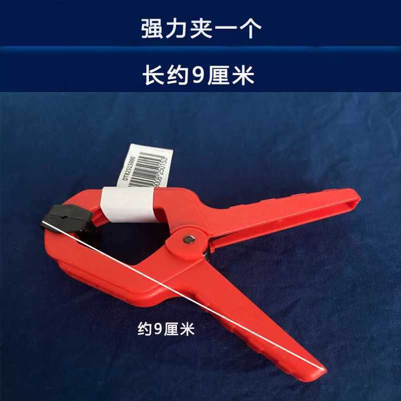 染めの幾何学的な挟みのツールの形のパズルの捺染の青いインディゴの染料のワックスは青い染めの木片を染めて手作りの材料を学びます。|undefined