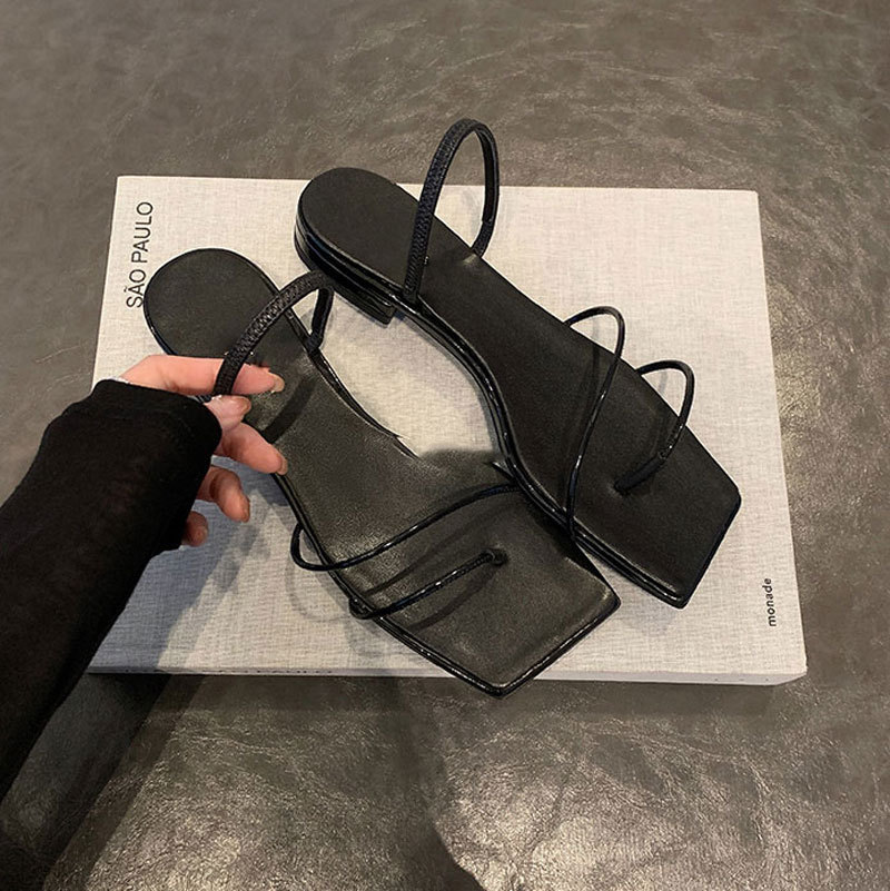Sandalias planas de punta cuadrada de correa fina francesa, chanclas, zapatillas romanas, nuevo estilo de verano 2025, todo fósforo sexy