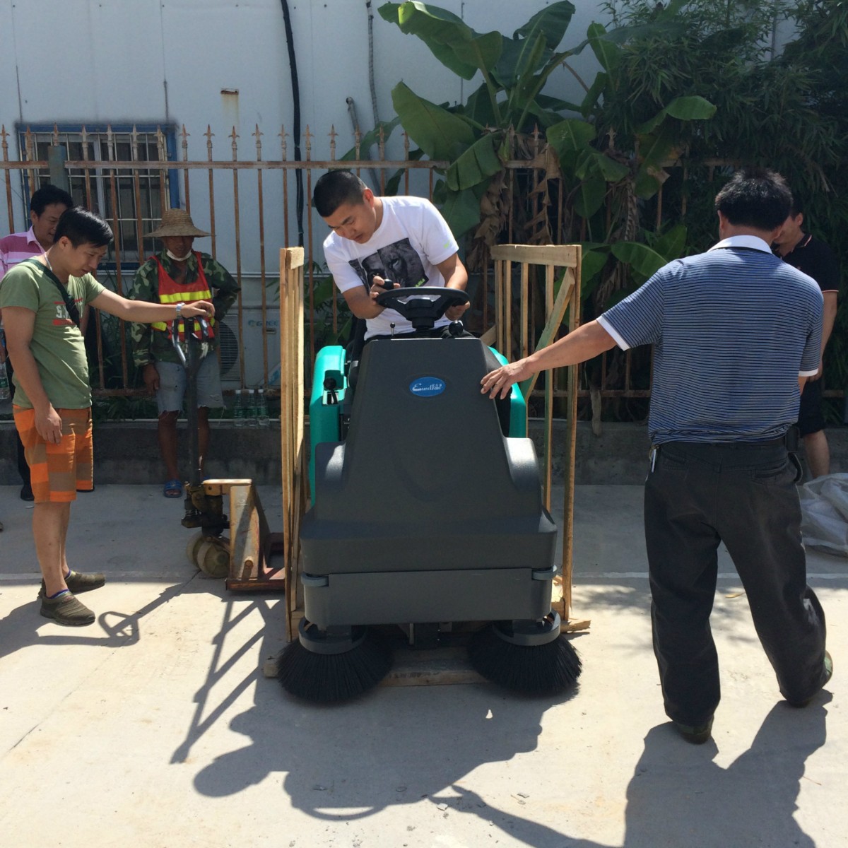 现货工厂物业小区驾驶式扫地车 地下车库扫地机电瓶式清扫车