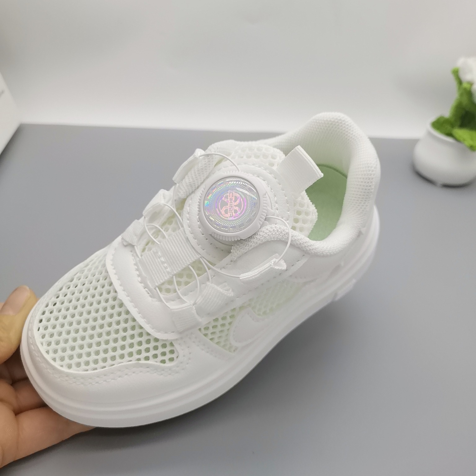 Seis niños a través de la red, zapatos blancos, zapatos para bebés del campus, zapatos deportivos blancos para niños, zapatos transpirables para niñas, zapatos con botones