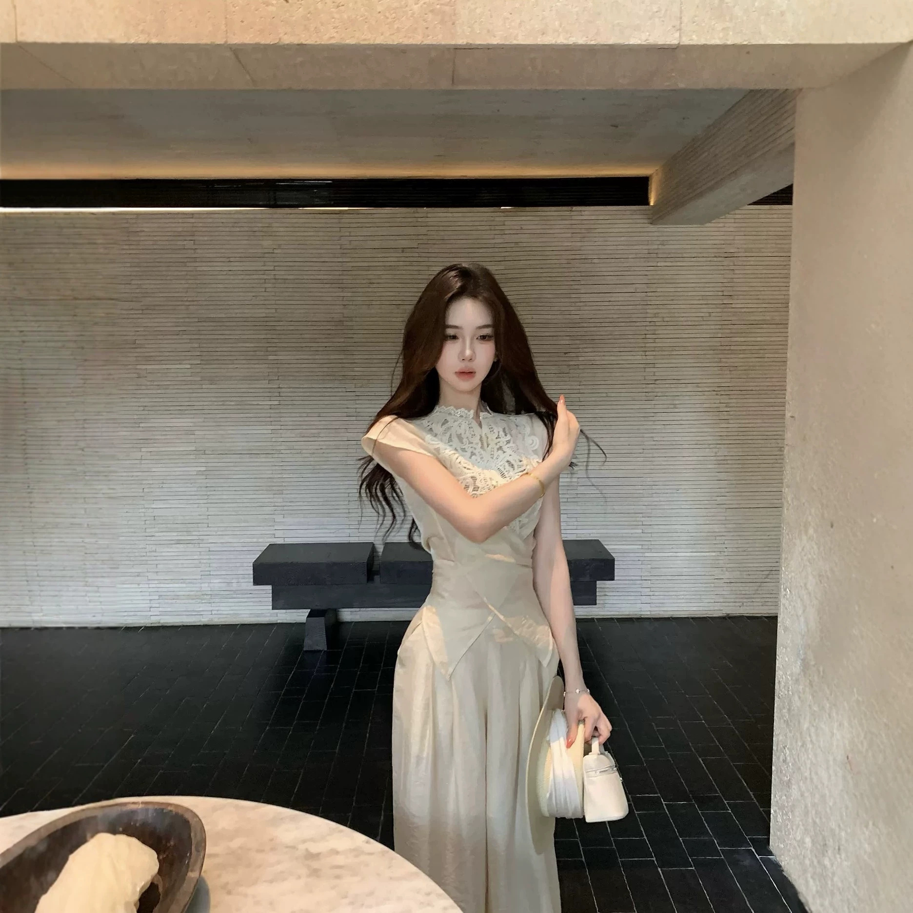 Muzi Li's Li design lace splicing slightly see-through mesh lace-up…