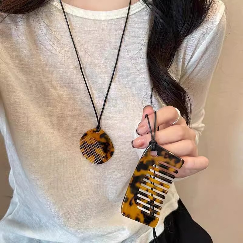 Retro Leopard Print Comb Pendant Necklace Women's Accessible Luxury High-End T-Shirt Short-Sleeved Clavicle Chain Autumn and Winter Sweater Chain Accessories Retro Leopard Print Comb Pendant Necklace Women's Accessible Luxury High-End T-Shirt Short-Sleeved Clavicle Chain Autumn and Winter Sweater Chain Accessories