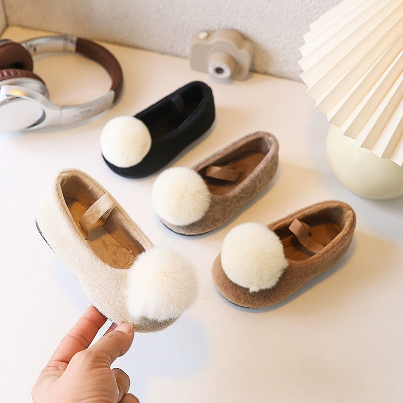 Модные лоферы для девочек, осенне-зимние утепленные флисом и овечьей шерстью уличные хлопковые туфли, новая модель с помпонами, милые пушистые туфли без застежек.