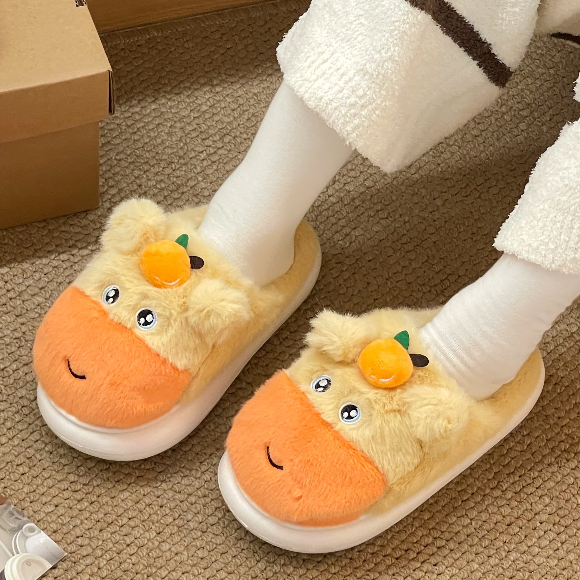 Nuevas zapatillas de algodón de caricatura de agua dulce otoño y invierno antideslizante calentamiento de veludo grueso para usar zapatillas de algodón fuera del hogar para mujeres