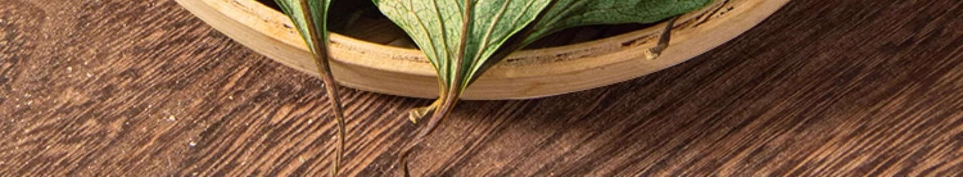 Dried Persimmon Leaf Tea Shi Ye 柿叶 100g Bag Herbal Infusion for Daily Wellness Brewing in use