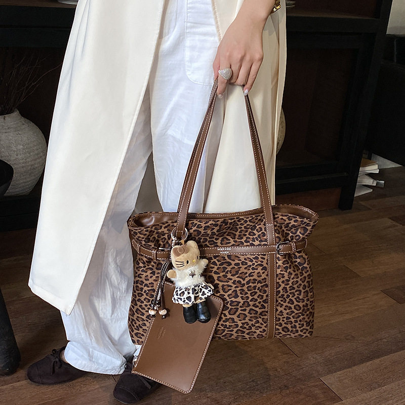 Túi tote cỡ lớn dáng shopping đeo vai kẹp nách — Báo in không có mặt dây chuyền, Màu cà phê Không có mặt dây chuyền, Màu lạc đà Không có mặt dây chuyền, Con báo có mặt dây chuyền chi tiết 17
