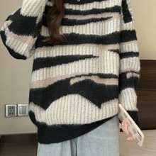 设计感2025秋慵懒风大码宽松拼色斑马纹毛衣女装新款针织套头上衣