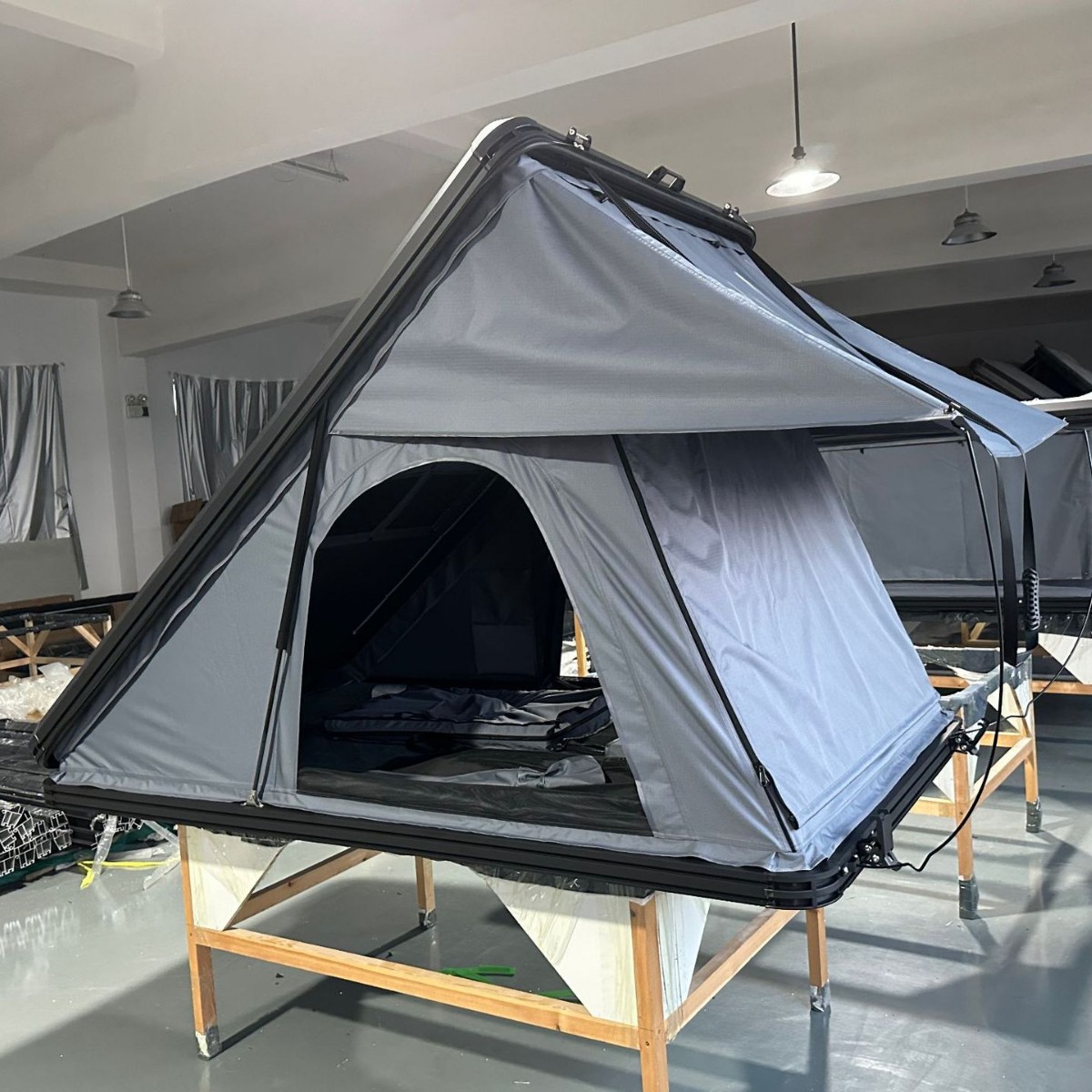 Carpa de techo de aleación de aluminio triangular de cuatro lados autoconductora al aire libre totalmente automática a prueba de lluvia carretera carpa de vehículo