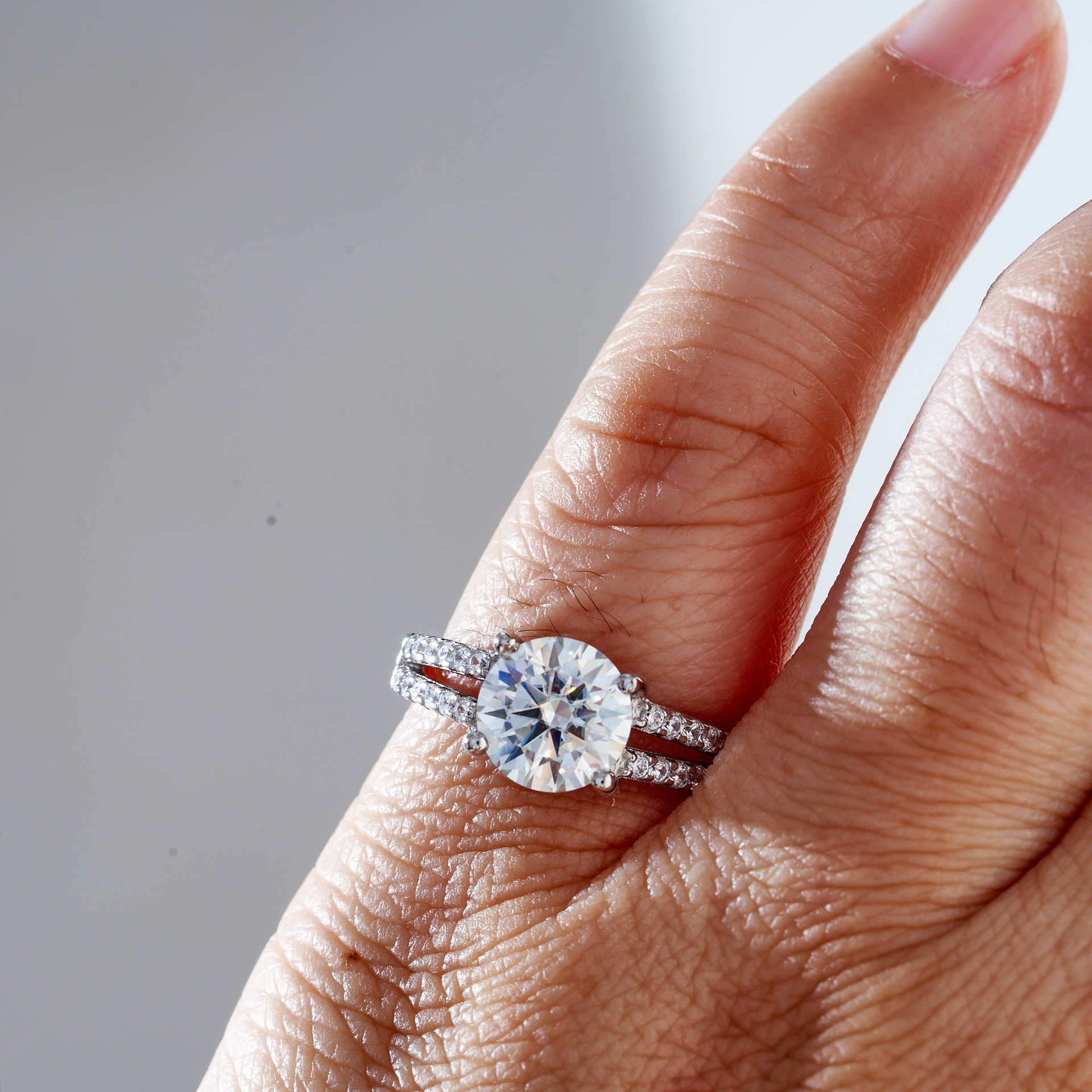 2 quilates 8mm D color anillo de piedra de moissanita plata esterlina S925 cinturón de plata GRA certificado de piedra de moissanita anillo de mujer venta caliente transfronteriza