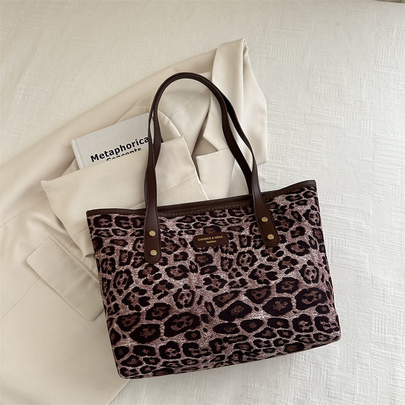 Bolsa de gran capacidad de leopardo para mujeres otoño y invierno 2024 nuevo tipo de bolso de hombro de moda extranjera versátil bolso de viaje retro
