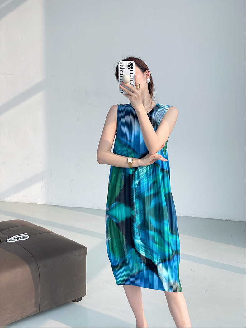 Váy liền thân xếp ly in họa tiết dáng xòe rộng rãi, không tay — Màu xanh lam chi tiết 1