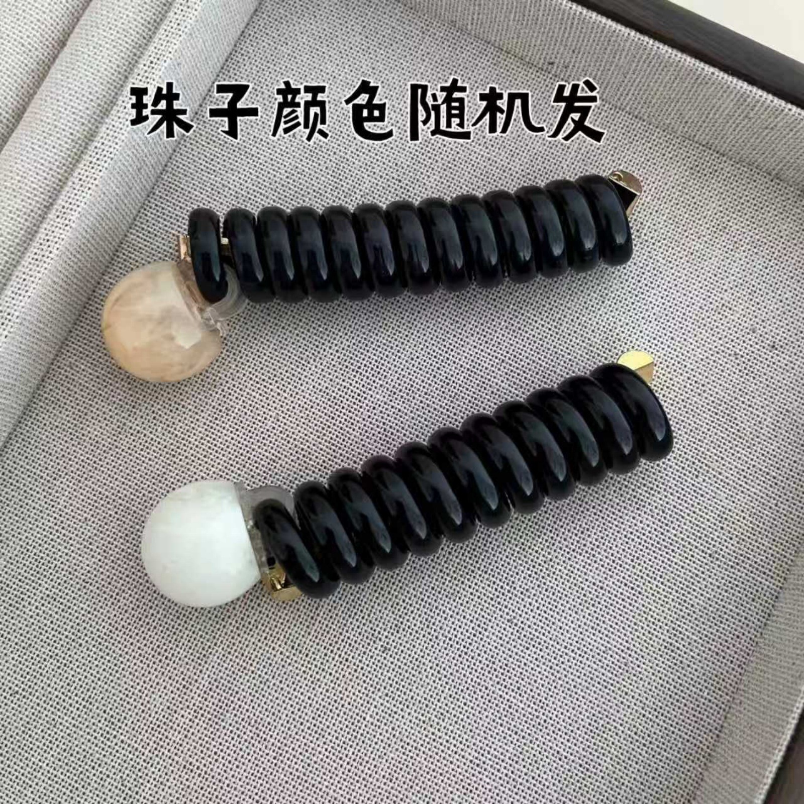 검은색 전화 코드 유백색 구슬