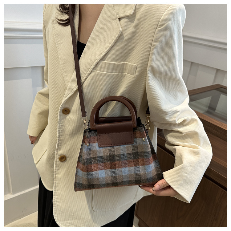 This is a trendy and stylish single-shoulder underarm bag with a contrasting color for the autumn of 2024. It features a unique design and is retro and individualistic undefined