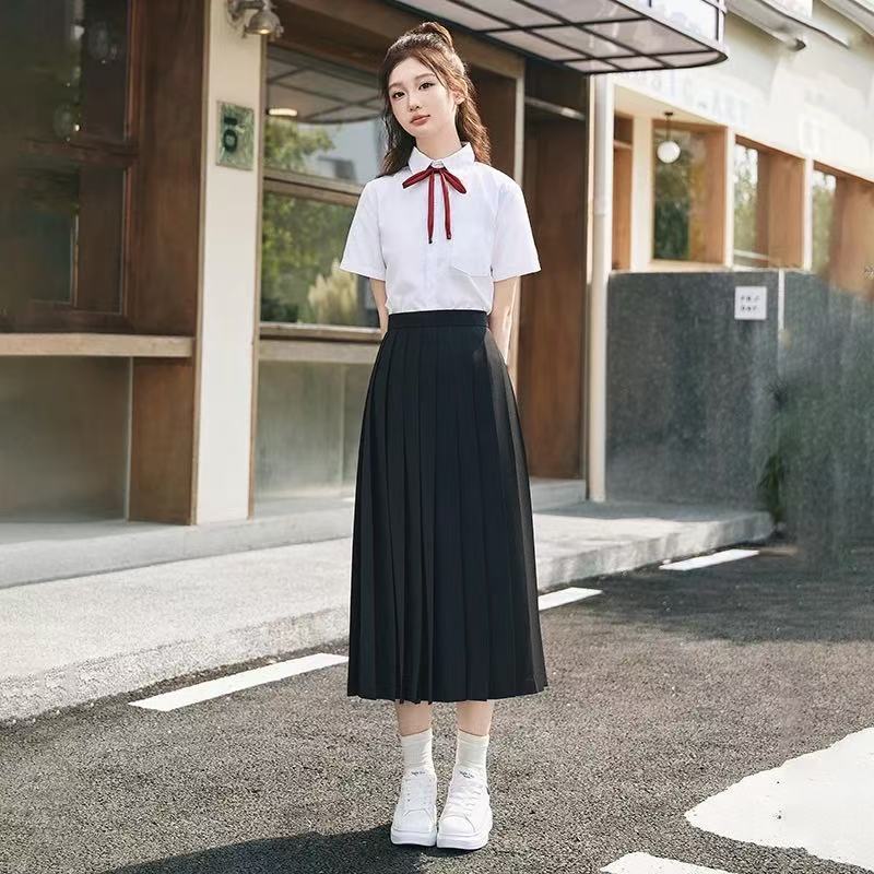 여성용 반팔 + 플리츠 롱 스커트* + 레드 윈드 차임 보타이