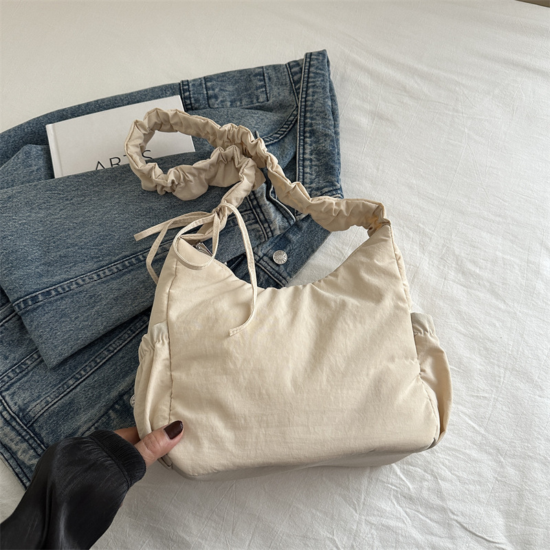 Bolso pequeño casual ligero y versátil para mujer 2024 nuevo bolso bandolera de tela de nailon super fuego plisado bolso de axila de un solo hombro